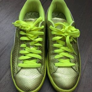 Lime Green Puma basket shoes, Like New size 8